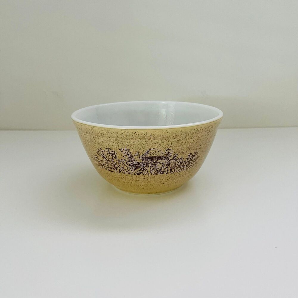 PYREX Speckled Beige Brown Mushrooms Forest Fancies 402 Mixing Bowl 1.5 Qt